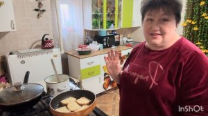 Тушу мясо,варю кашу и жарю гренки!