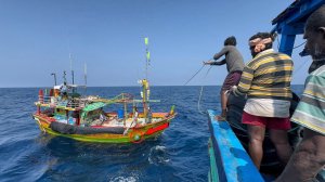 На пятнадцатый день мы остались в открытом море и поймали огромную рыбу