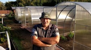 Подходит человек, долго смотрит в упор и молчит...