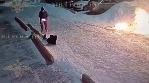 ЖЕНЩИНА ГОРЕЛА ЗАЖИВО, ПЫТАЯСЬ ПОДЖЕЧЬ УАЗИК ПОЛИЦИИ ПО ЗАДАНИЮ УКРАИНСКИХ СПЕЦСЛУЖБ.