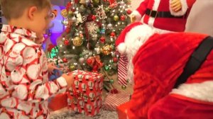 Настя, Рома и Диана играют вместе и распаковывают новы