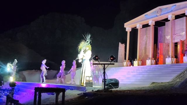 Шоу Клеопатры в горах Египта.