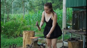 Одинокая женщина превратила выброшенные рессоры от грузовика в острый нож и рог буйвола.