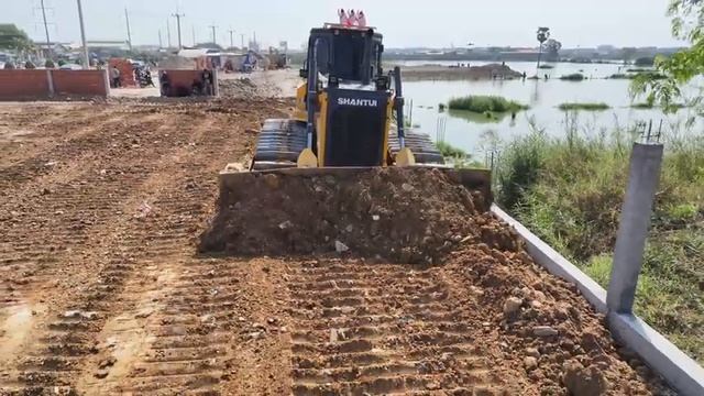 Unbelievable!! The dozer fell to the ground and almost overturned, but fortunately nothing happened смотреть онлайн
