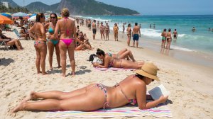 Красивые  женщины в бикини , не стесняются своих пышных форм  . Пляж РИО