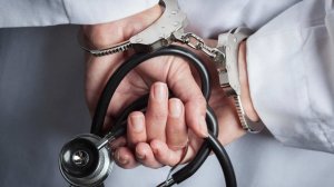 Врача приговорили к восьми годам тюрьмы за изнасилование спящей медсестры