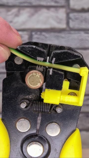 Как работает инструмент для зачистки проводов?