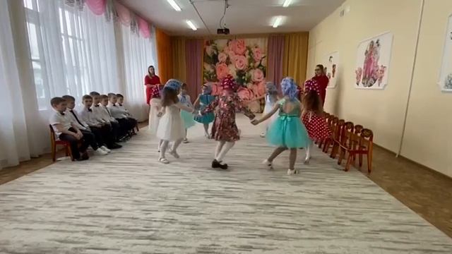 Детский танец _Модные матрешки_. Утренник на 8 марта. Старшая группа смотреть онлайн