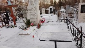 Новогодний подарочек СЫНУ положила на могилу!