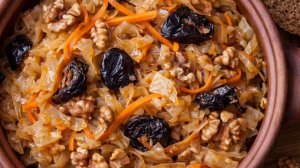 Постный ужин - тушёная капуста с черносливом и оре