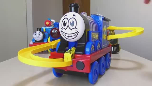 Паровозик Томас, играем синим паровозиком!