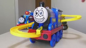 Паровозик Томас, играем синим паровозиком!