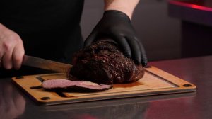 Копченый стейк рибай в керамическом гриле