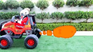 Никита играет с детскими машинками и помогает своим друзьям