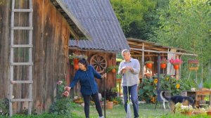 Сельская жизнь. Семья создает уютный дом: готовим на костре и строим забор.