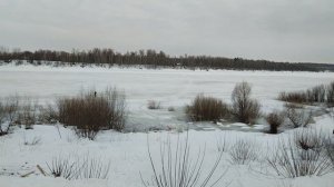 Мартовский лёд на реке. Рыбак.