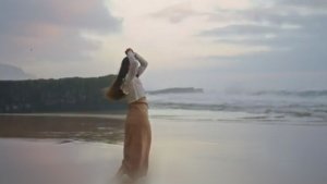 Мне коснуться хочется.