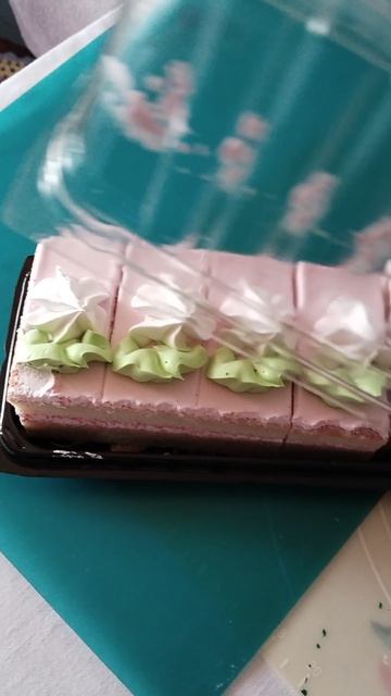 Купила пирожные.