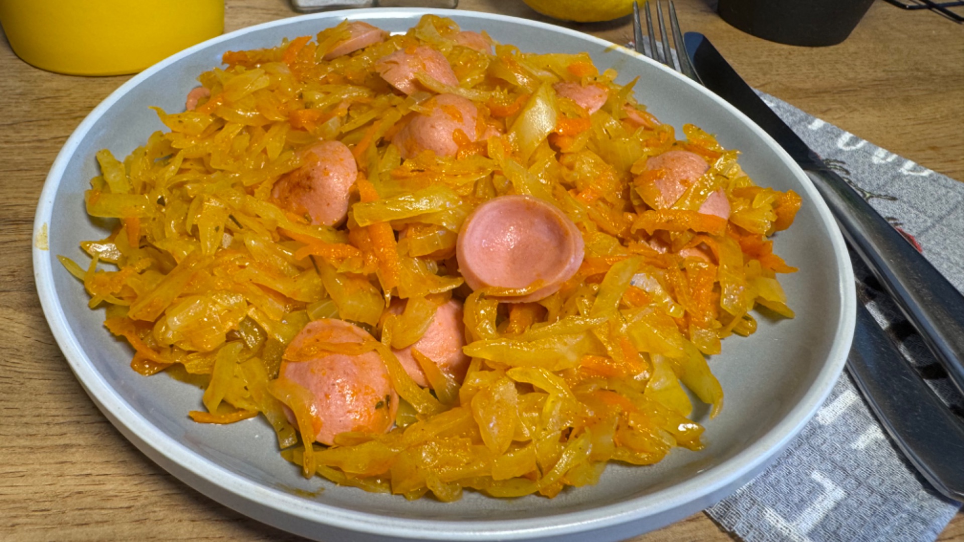 Тушеная капуста с сосисками на сковороде | как потушить капусту | рецепты просто