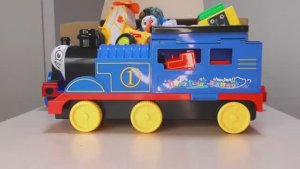 Паровозик Томас, играем большим синим паровозиком!