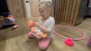 ✅ Алиса распаковывает интерактивную куклу-малышку! 👶🎁 | Детский мир