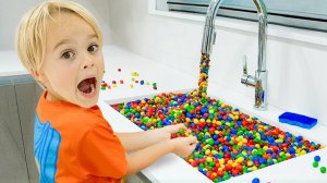 Крис играет с волшебным краном и игрушками