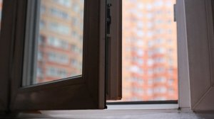 Петербуржец жестоко избил знакомого и вытолкнул из окна девятого этажа