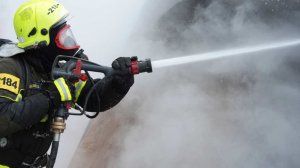 Два человека погибли при пожаре в доме в Барнауле