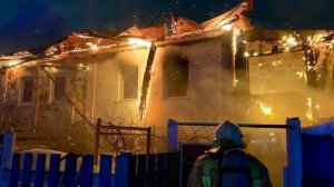 Два человека погибли при пожаре в частном доме в Барнауле