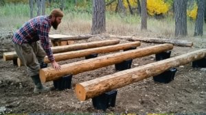 Мужчины строят бревенчатый дом в лесу с нуля. От фундамента до крыши