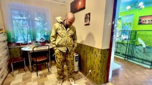 Дениса АТАКОВАЛИ мои какаду! Кира на руке, Жора на спине, Кеша на ноге! ДЕНИС МОЛОДЕЦ!!!