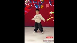 Маленький танцор из Китая!!! # дети # танцы # улица # мальчик # музыка # площадь #