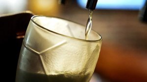 СМИ сообщили о предложении АдГ открыть пивные в селах Германии