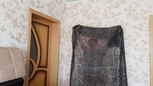 Серые ажурные пуховые платки.