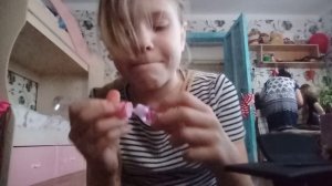 показала сумку с замком