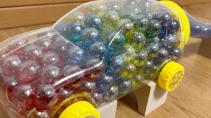 Скатываем разные шарики в машинку, как быстро машинка набереться?Видеодлядетей.#дети #видеодлядетей