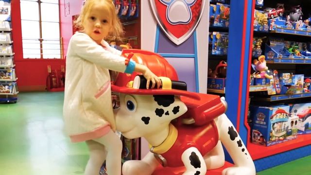 Настя и папа в магазине игрушек в Лондоне