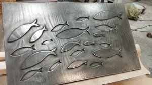 Рельеф стайка рыб