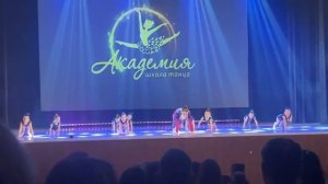 Номер -прыжки. Я в первом ряду слева))