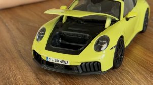 Март распаковывает коробки Porsche 911 1_18