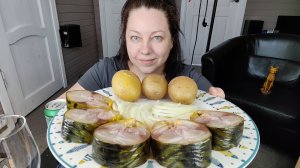 Мукбанг Скумбрия, картошка в мундире, лук, хлеб.