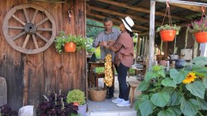 Один день из жизни деревни. Плетение луковых косичек. Подготовка дома к зиме.