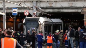 Появились кадры с места столкновения двух трамваев в Москве.