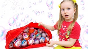 Милана с сестрёнкой играют с мыльными пузырями