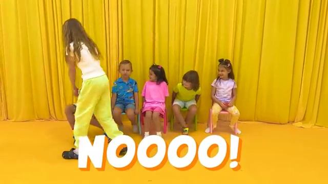 Настя пробует быть няней для редких животных [get.gt]