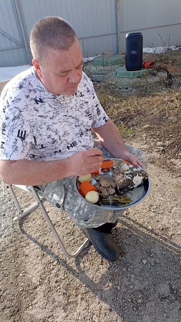 Рыбный суп (уха) в казане.