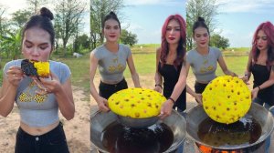 Потрясающий рецепт жареного во фритюре пирога с соусом.