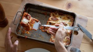 Женщина попыталась отравить беременную родственницу лазаньей с наркотиками