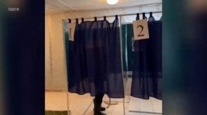 С беркутом и робособакой: Экстравагантные избиратели замечены на референдуме в Казахстане