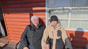 Наш петушок переехал  на другое место жительства. Заполняем теплицу снегом.